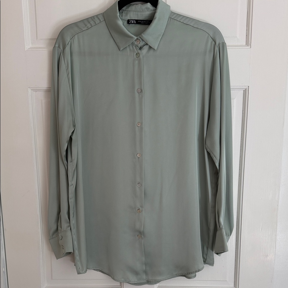 Zara Women’s Light Sage Button-Down Shirt Size M